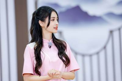 上海大学推出新规,导师要求在博士论文中,必须背后导师应有实质性指导并在论文有署名。学生学新(视觉中国/图)